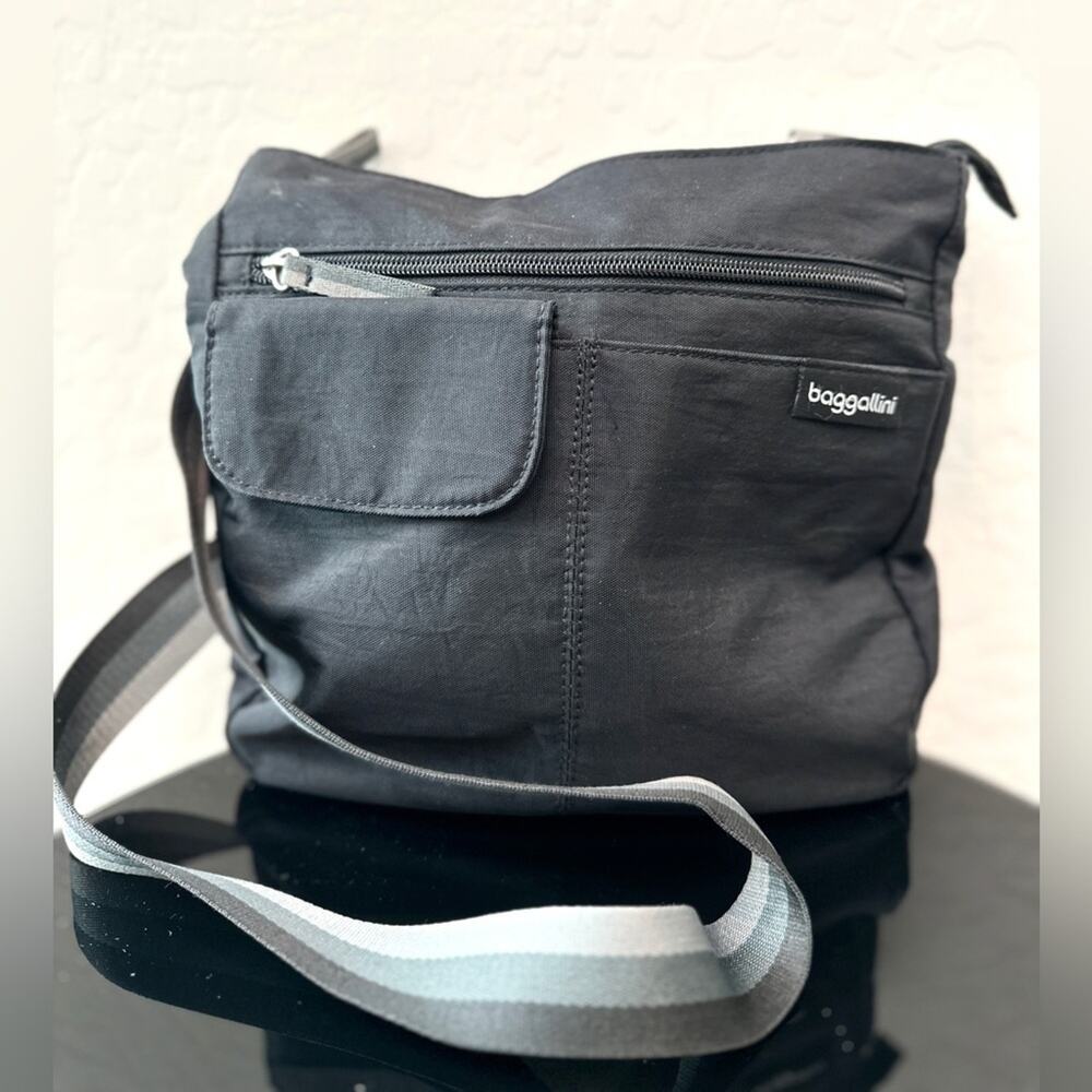 BAGGALLINI Black Nylon Crossbody Travel Bag Lightweight Organizer Purse
